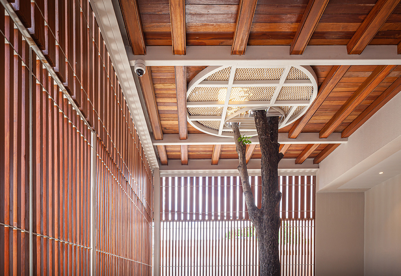 Tuy hình thức và không gian đều được thiết kế đơn giản, nhưng từng chi tiết, vị trí đặt cạnh nhau của từng chất liệu lại được sắp xếp hài hòa, thể hiện được cá tính của gia chủ.