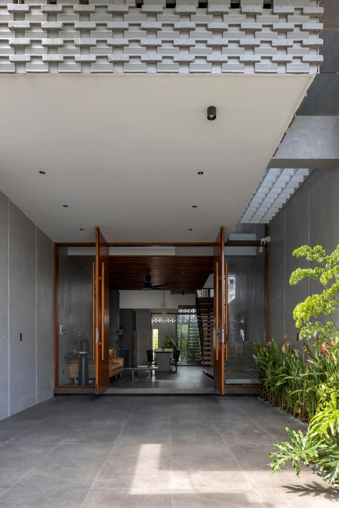 Việc sử dụng các tấm kính lớn đã xóa bỏ hoàn toàn ranh giới giữa bên trong và bên ngoài, loại bỏ sự phân chia dọc theo chiều dài của ngôi nhà.