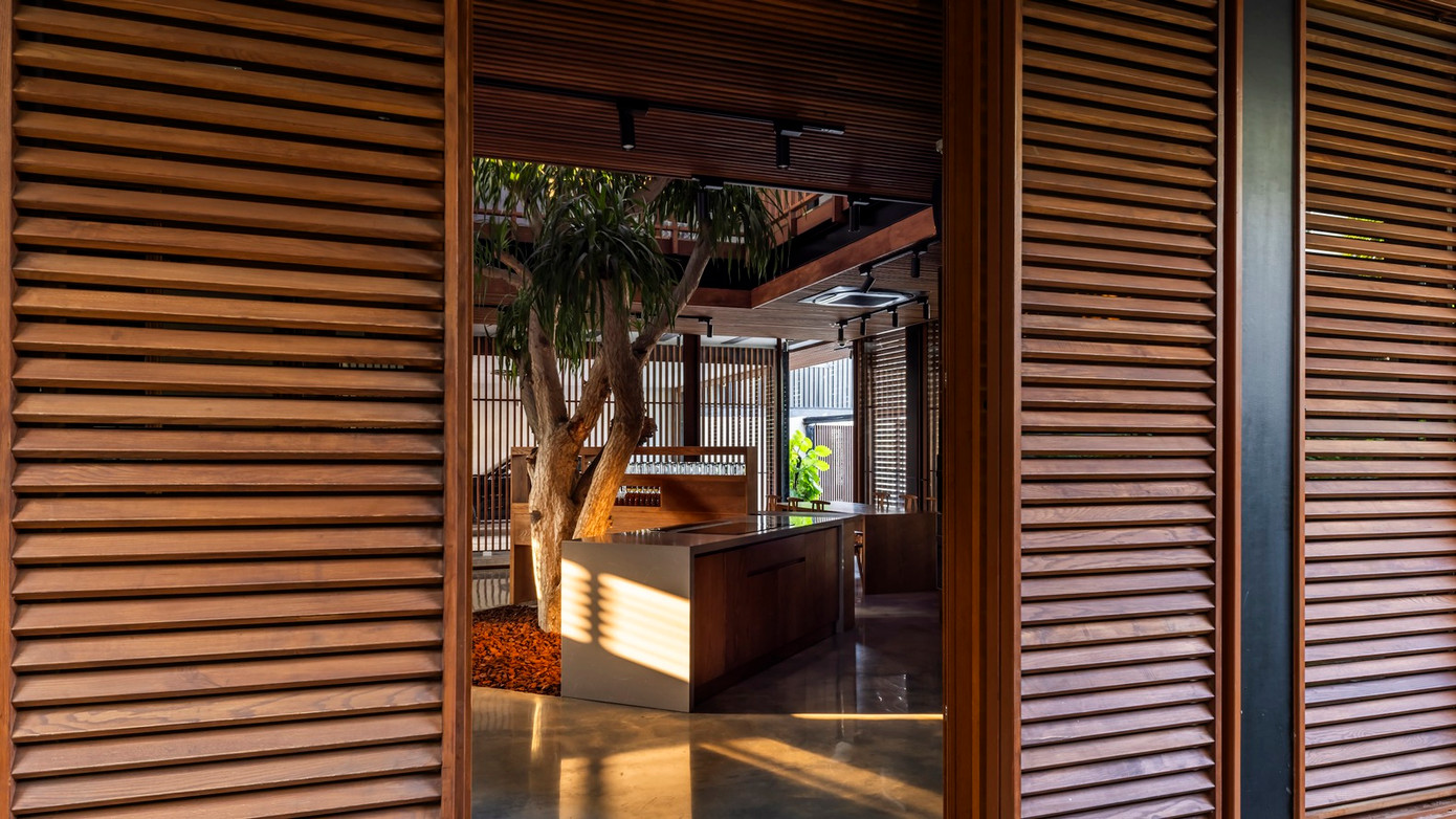 Sàn gỗ ở hành lang tạo cảm giác ấm áp, dễ chịu khi sử dụng. Hành lang này còn đóng vai trò là hệ thống giao thông kết nối các phòng ngủ và không gian sinh hoạt chung ở tầng một.