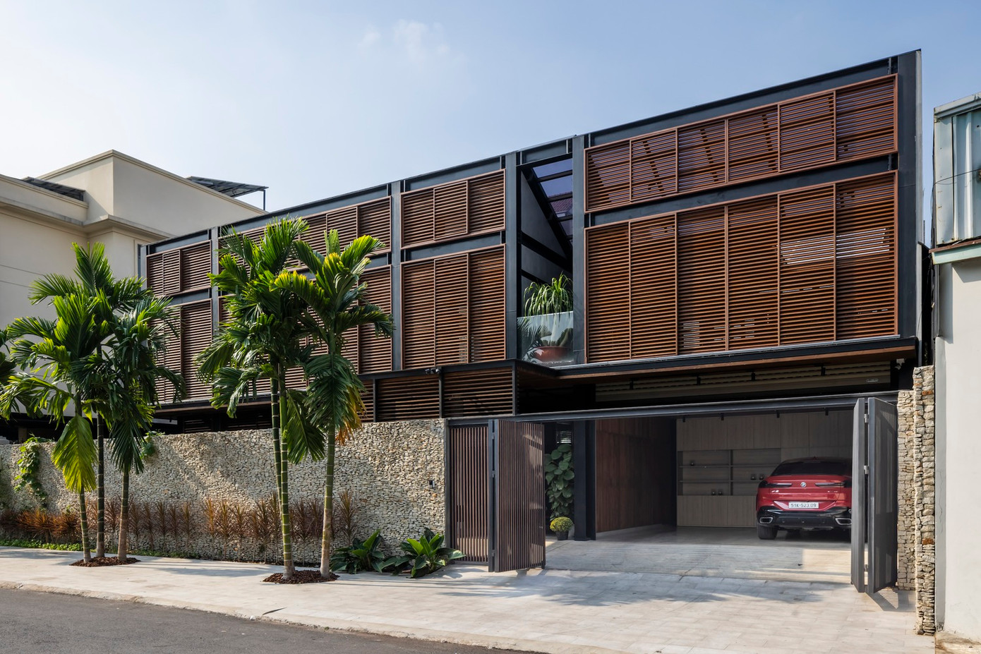 Ngôi nhà này có diện tích thiết kế tương đối rộng, nằm ngay trung tâm TP HCM. Với lợi thế về diện tích, đội ngũ thiết kế mong muốn tạo ra một ngôi nhà gắn kết chặt chẽ với thiên nhiên và khí hậu Việt Nam. Tại đây, ngôi nhà có thể “thở”, tạo nên một không gian sống gần gũi với môi trường xung quanh.