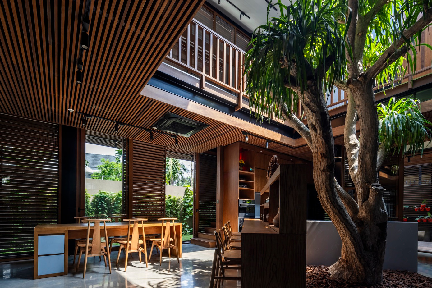 Dự án này mang đến một cách tiếp cận mới mẻ khi gia chủ đã lựa chọn sử dụng kết cấu thép thay vì bê tông cốt thép thông thường. Ngoài ra, họ mong muốn kết hợp lượng đáng kể vật liệu gỗ để tạo ra một không gian sống hài hòa với thiên nhiên.