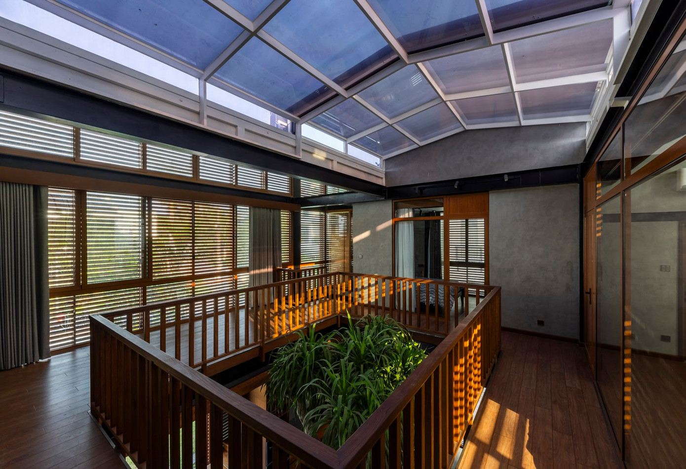 Toàn bộ hệ thống được cố định chắc chắn vào khung thép chắc chắn. Có thể coi đây là giải pháp hai trong một, giải quyết được cả yếu tố nắng và gió đồng thời kết hợp các nguyên tắc phong thủy. Nhờ đó, ngôi nhà có thể thể hiện đầy đủ đặc tính “thoáng khí” của mình.