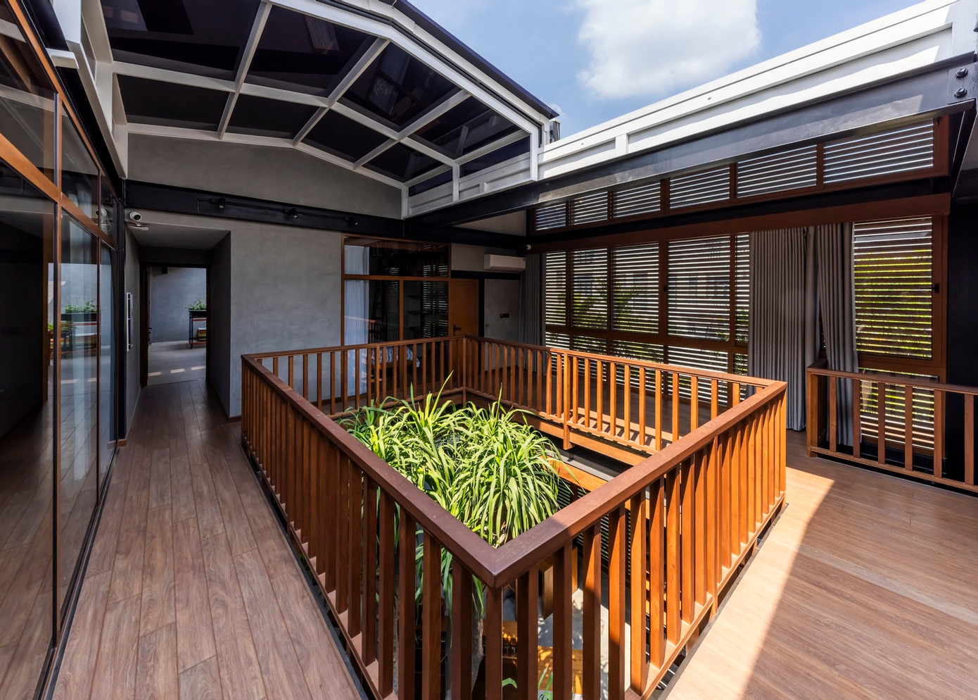 Toàn bộ hệ thống được cố định chắc chắn vào khung thép chắc chắn. Có thể coi đây là giải pháp hai trong một, giải quyết được cả yếu tố nắng và gió đồng thời kết hợp các nguyên tắc phong thủy. Nhờ đó, ngôi nhà có thể thể hiện đầy đủ đặc tính “thoáng khí” của mình.