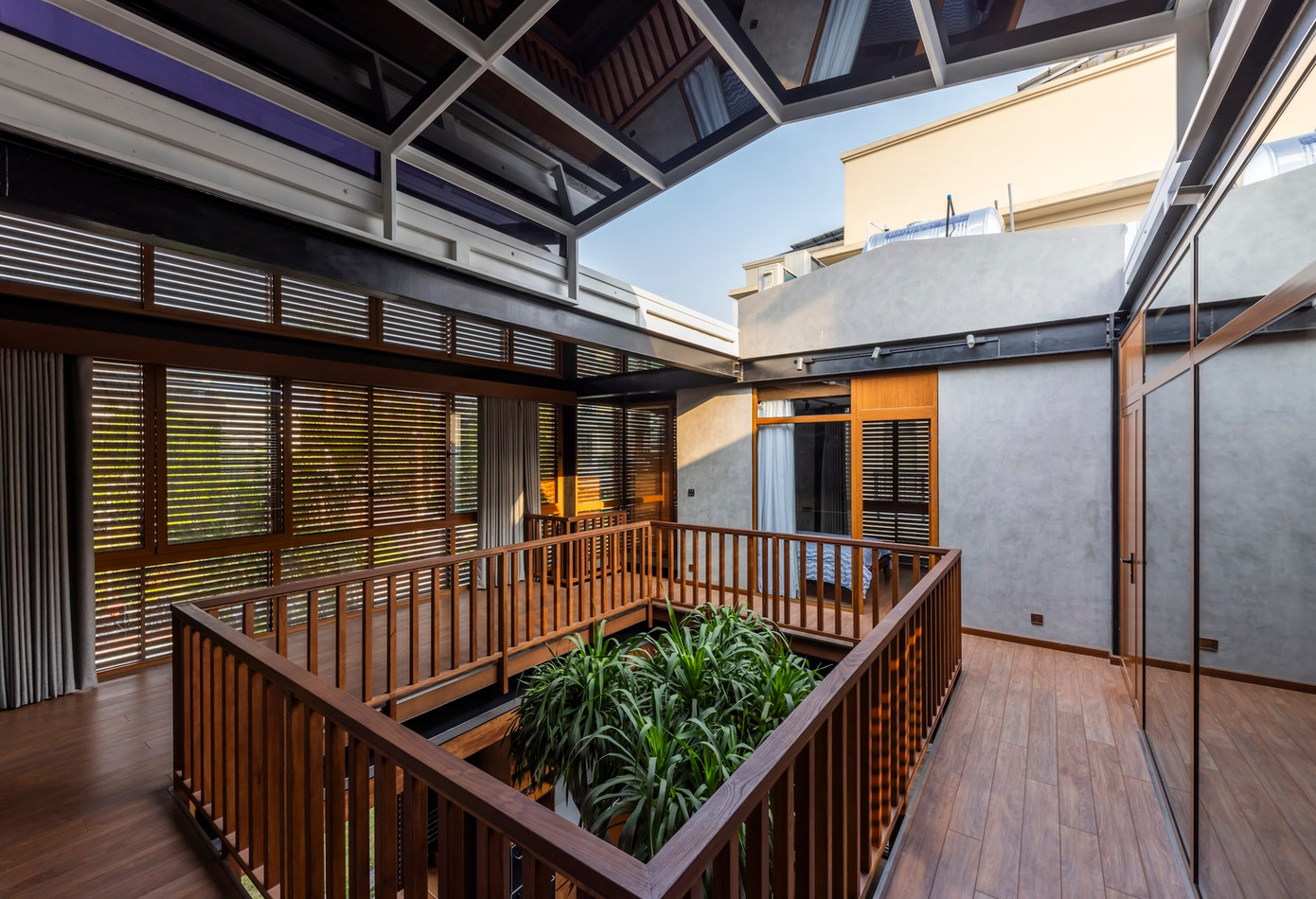 Dự án này mang đến một cách tiếp cận mới mẻ khi gia chủ đã lựa chọn sử dụng kết cấu thép thay vì bê tông cốt thép thông thường. Ngoài ra, họ mong muốn kết hợp lượng đáng kể vật liệu gỗ để tạo ra một không gian sống hài hòa với thiên nhiên.