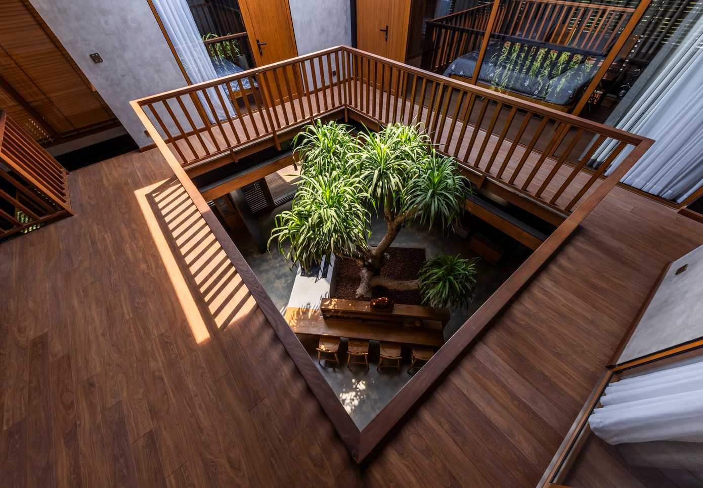 Kiến trúc sư cũng rất chú trọng đến nguyên tắc phong thủy. Cụ thể, bếp được bố trí ở vị trí không có bất kỳ không gian chức năng nào phía trên và nghiêng 45 độ so với hướng chính của ngôi nhà.