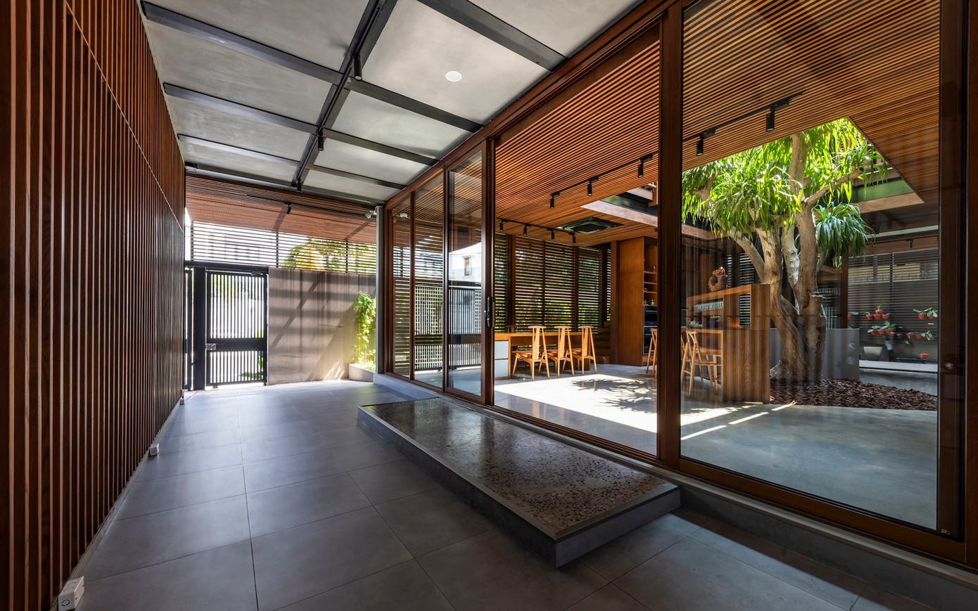 Không gian ngôi nhà giống như một môi trường thiên nhiên thu nhỏ, cho phép những cây bản địa có tán lớn sinh trưởng và phát triển bền vững.