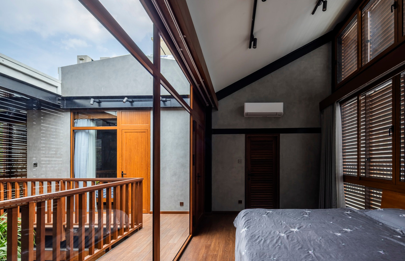 Việc tích hợp thiên nhiên không chỉ dừng lại ở khía cạnh chiều ngang; khía cạnh dọc cũng phải được xem xét. Vì vậy, căn bếp được di chuyển vào trung tâm khối chức năng chính ở tầng trệt, kết hợp với giếng trời trên cao tạo thành một trục thẳng đứng hoàn hảo kết nối với thiên nhiên.