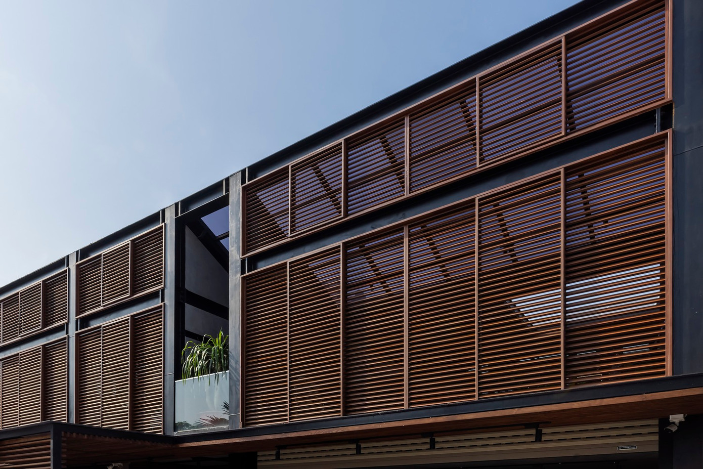 Nhóm kiến trúc sư cho rằng, mong muốn lớn nhất của họ tại ngôi nhà này, là có thể chia sẻ những khía cạnh quen thuộc nhất của văn hóa và khí hậu Việt Nam thông qua thiết kế nhà ở.