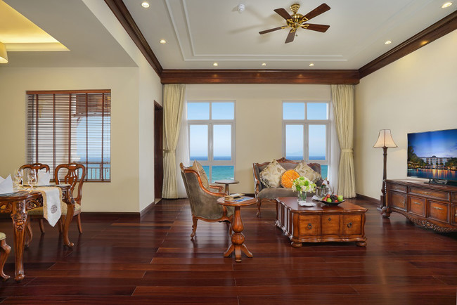 Bên trong khu biệt thự, mỗi căn phòng đều được trang bị nội thất hiện đại, sang trọng và tạo điểm nhấn bằng những tác phẩm hội họa của họa sĩ Việt Nam đương đại.