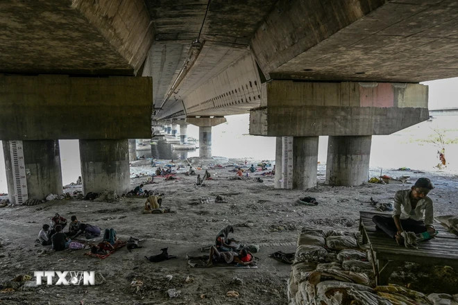 Người vô gia cư tránh nắng dưới cầu vượt bên bờ sông Yamuna ở New Delhi, Ấn Độ, ngày 31/5. (Ảnh: TTXVN) Người vô gia cư tránh nắng dưới cầu vượt bên bờ sông Yamuna ở New Delhi, Ấn Độ, ngày 31/5. (Ảnh: TTXVN)