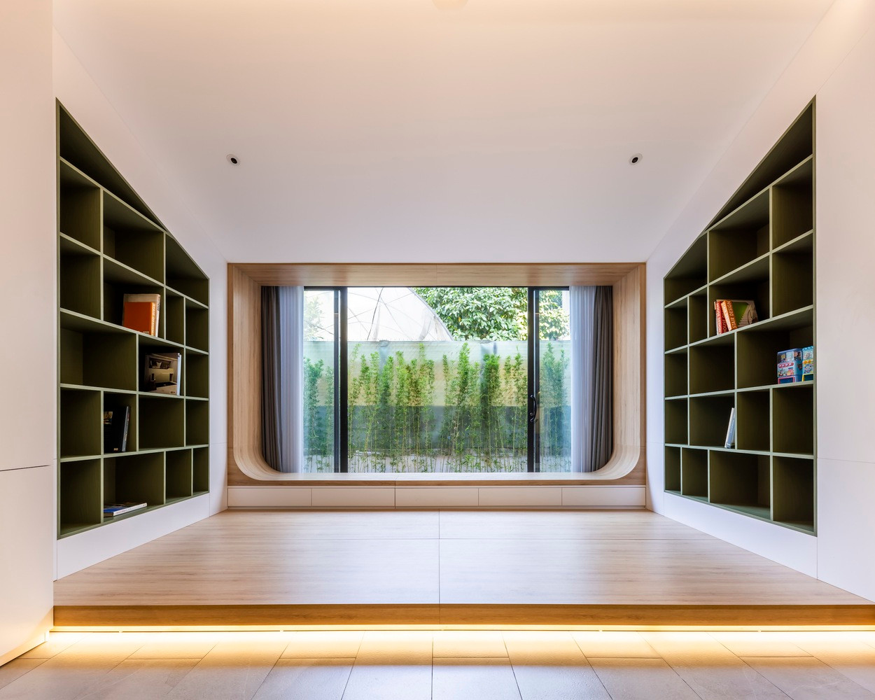 Việc lắp đặt cửa kính mở rộng ở cả hai đầu nhà đã giúp tăng cường không gian xanh và ánh sáng mặt trời xung quanh cho ngôi nhà. Cách tiếp cận này cũng tối đa hóa ánh sáng tự nhiên và hỗ trợ tiết kiệm năng lượng.