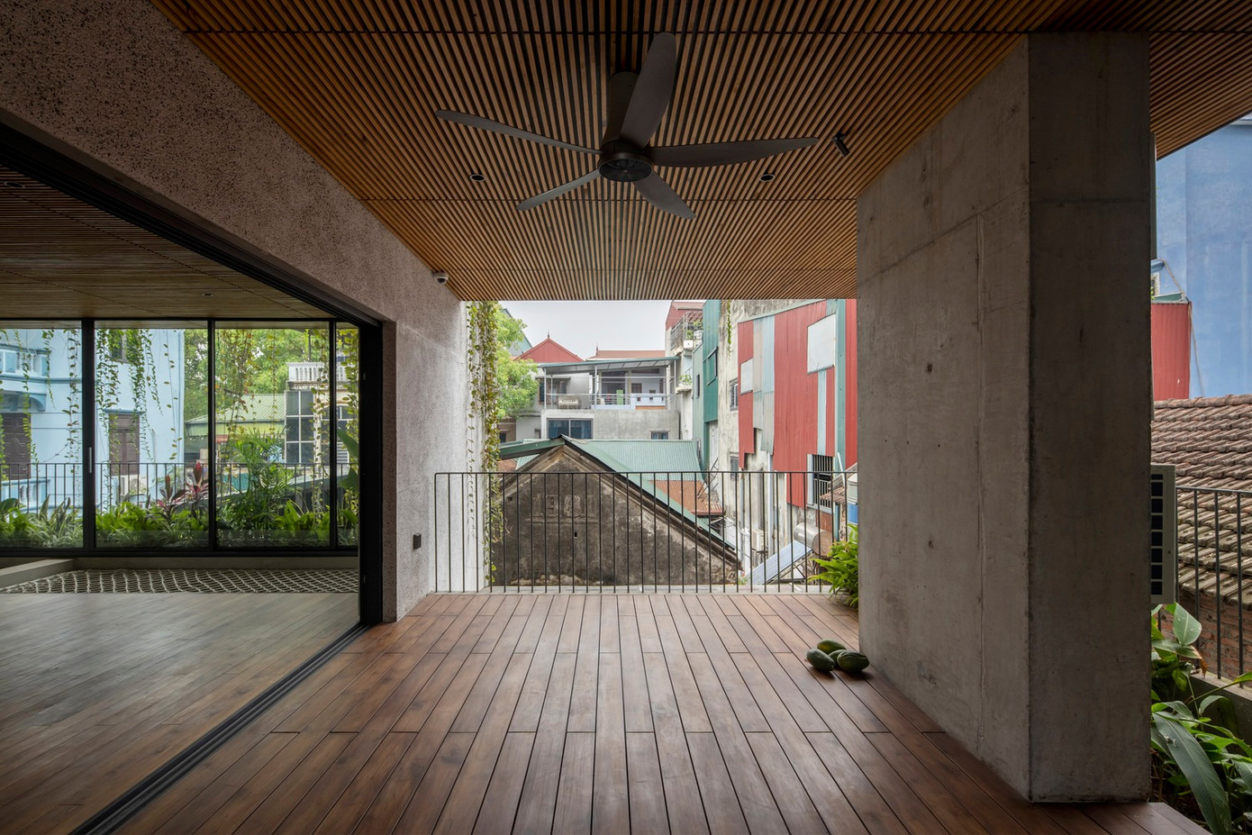 Thoạt nhìn, ngôi nhà giống như một công viên thu nhỏ, không chỉ phục vụ mục đích để ở mà còn đáp ứng nhu cầu vui chơi của các thành viên trong gia đình.