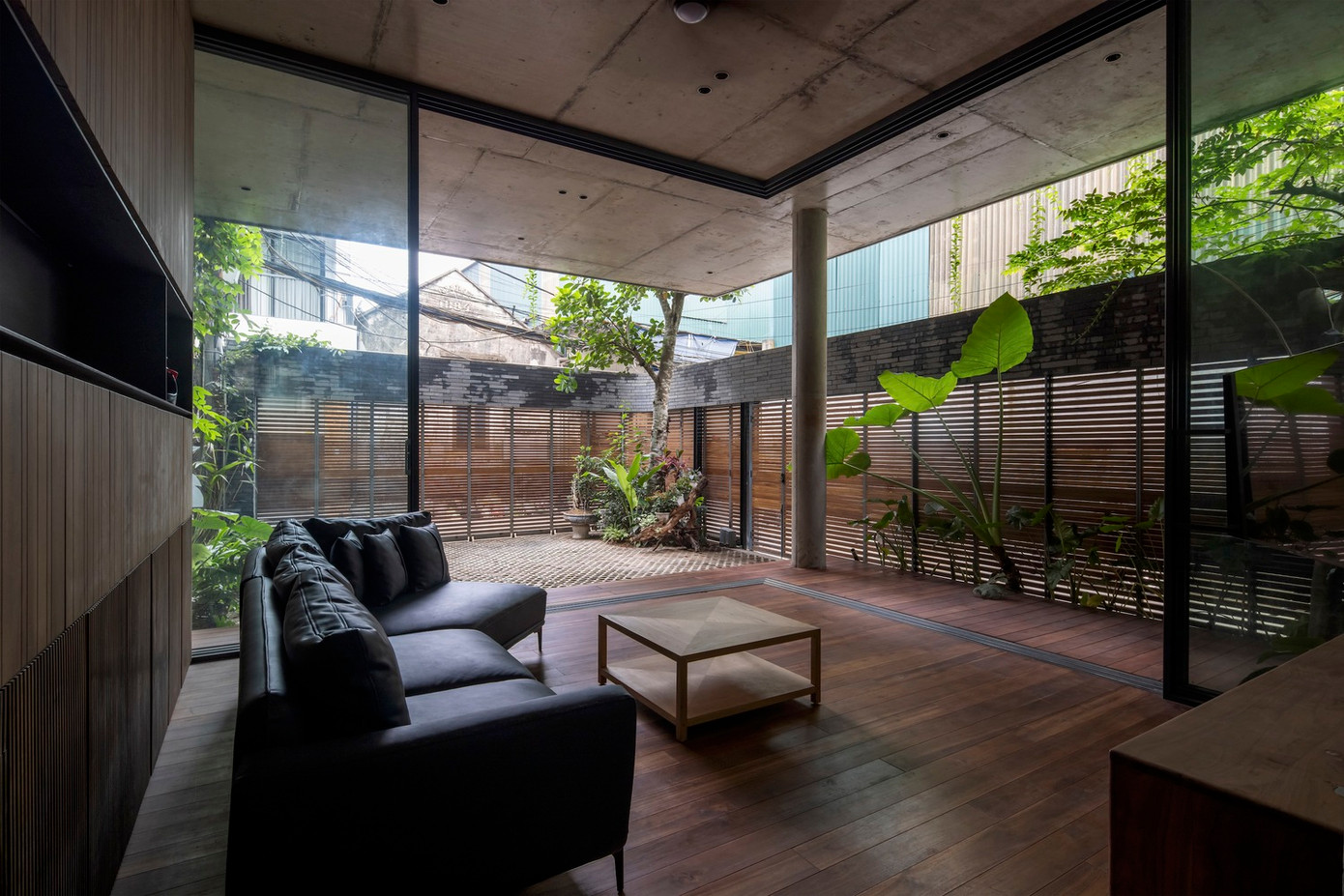 Theo thiết kế của kiến trúc sư, tầng 1 là không gian của phòng khách, bếp, bể bơi và 1 phòng ngủ.