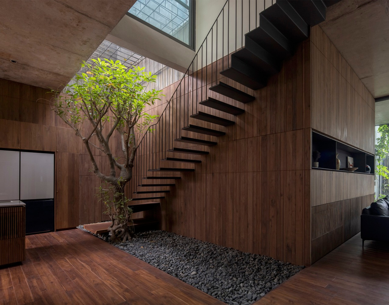 Thoạt nhìn, ngôi nhà giống như một công viên thu nhỏ, không chỉ phục vụ mục đích để ở mà còn đáp ứng nhu cầu vui chơi của các thành viên trong gia đình.