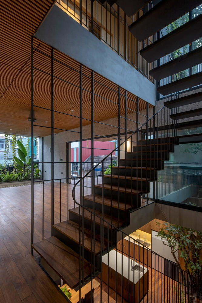 Ngôi nhà sử dụng chủ yếu các nguyên vật liệu thô như (đá xanh, đá ong xám, gỗ, cây cối…), nhằm mang lại sự gần gũi, quen thuộc với cuộc sống trước đây của gia chủ, và cho phép dự án hòa nhập với bối cảnh xây dựng xung quanh.