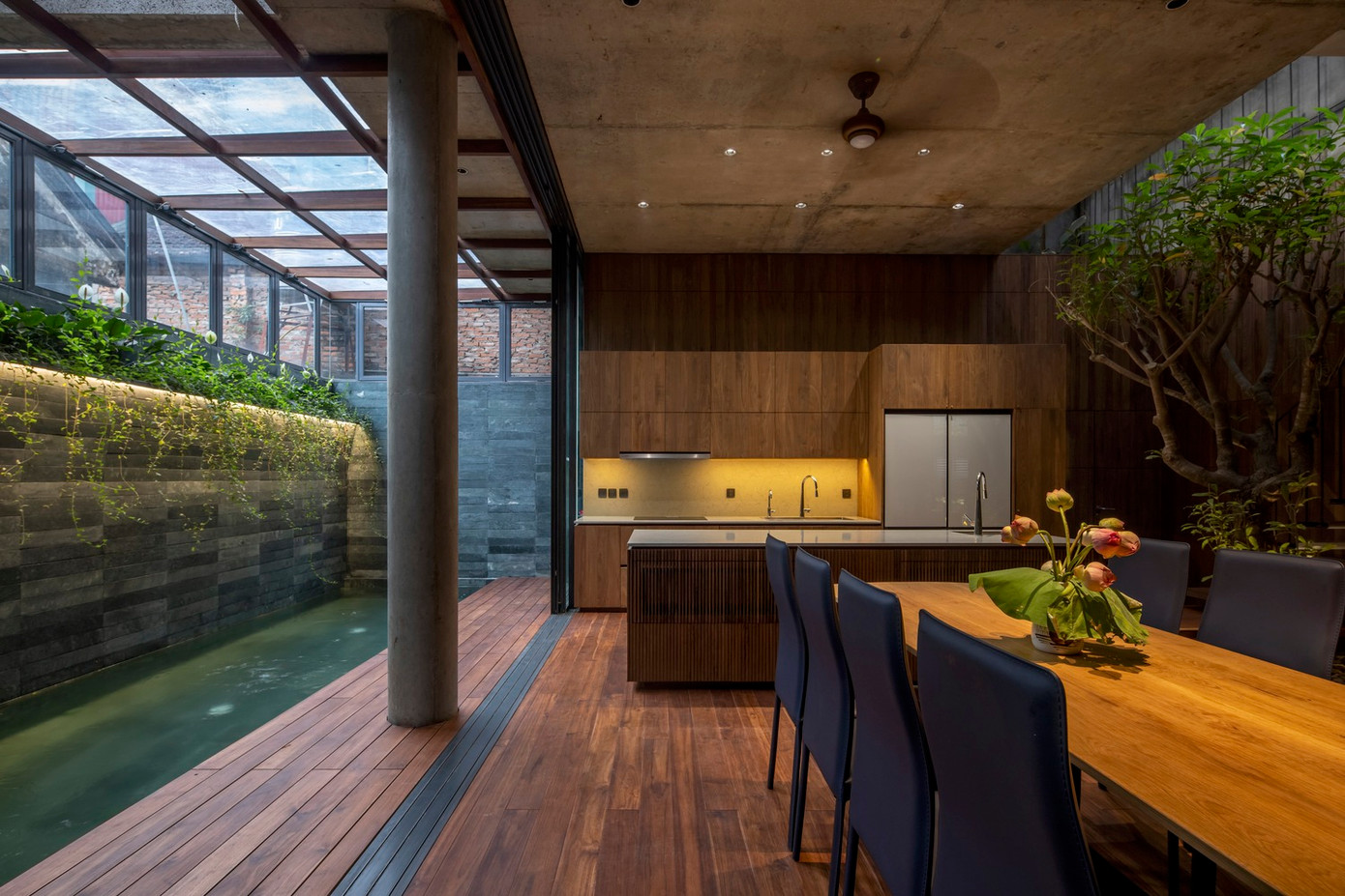 Theo thiết kế của kiến trúc sư, tầng 1 là không gian của phòng khách, bếp, bể bơi và 1 phòng ngủ.