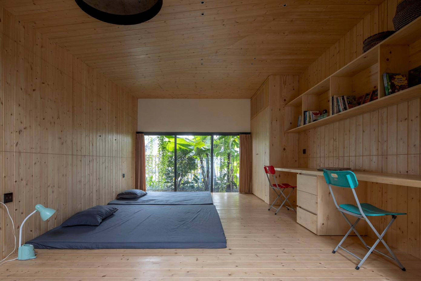 Tầng 3 được thiết kế thành không gian của 1 phòng ngủ, phòng đọc sách cho trẻ em, phòng thờ và sân vườn.