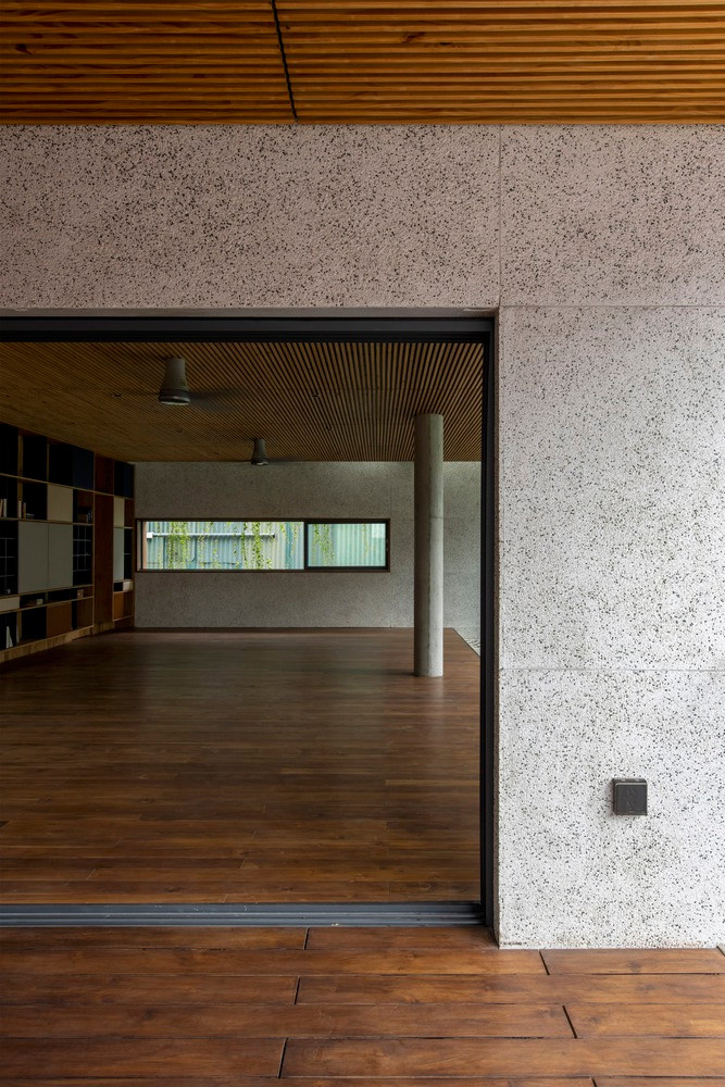 Ngôi nhà sử dụng chủ yếu các nguyên vật liệu thô như (đá xanh, đá ong xám, gỗ, cây cối…), nhằm mang lại sự gần gũi, quen thuộc với cuộc sống trước đây của gia chủ, và cho phép dự án hòa nhập với bối cảnh xây dựng xung quanh.