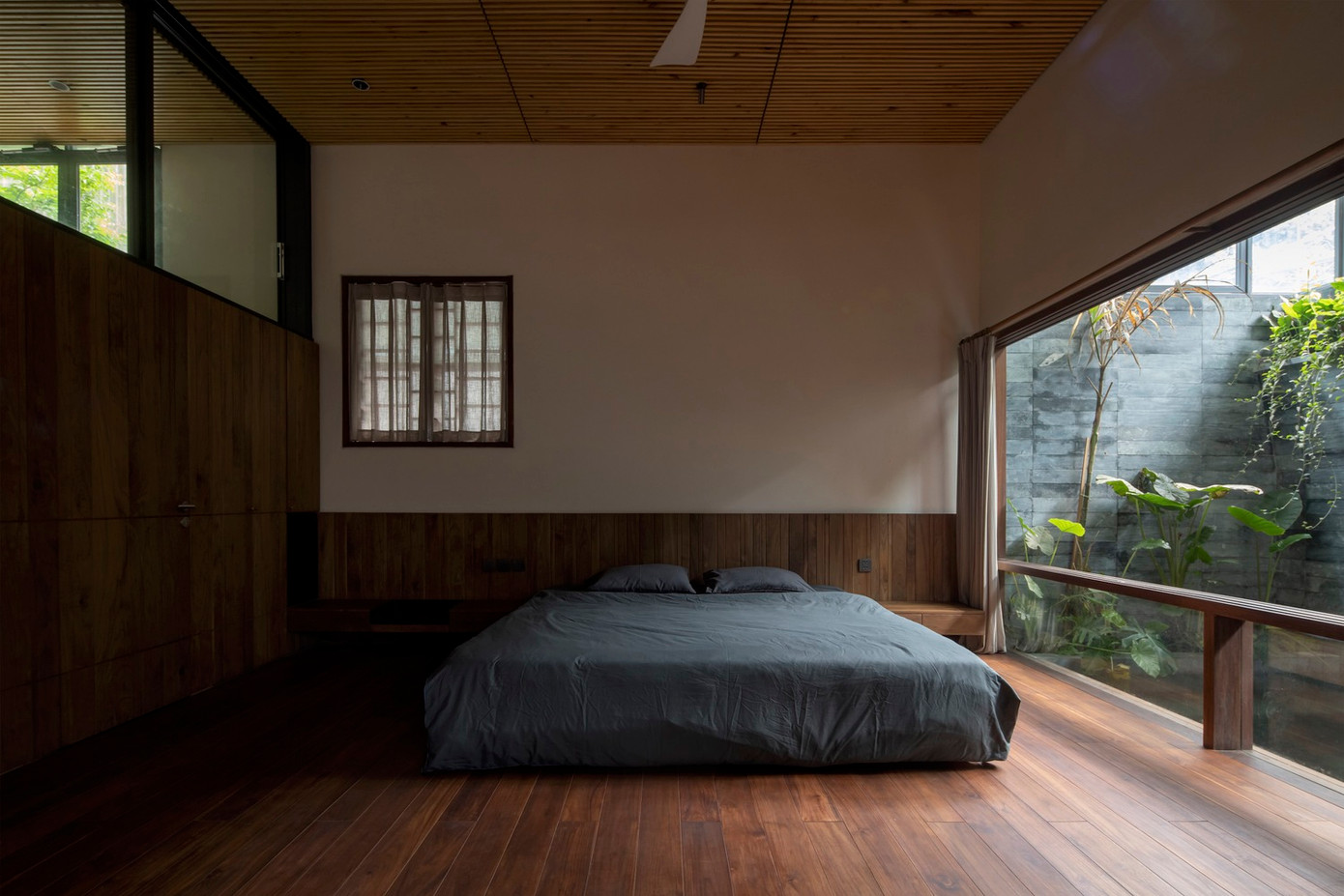 Tầng 3 được thiết kế thành không gian của 1 phòng ngủ, phòng đọc sách cho trẻ em, phòng thờ và sân vườn.