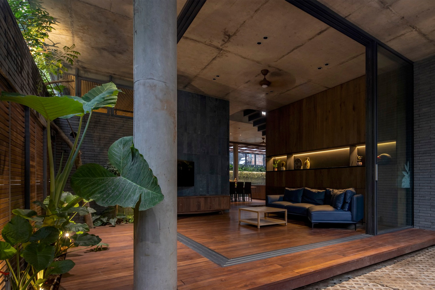 Để tránh nóng cho các khối bê tông thô của ngôi nhà, gia chủ phủ xanh bề mặt bằng các thảm cỏ và cây cối.