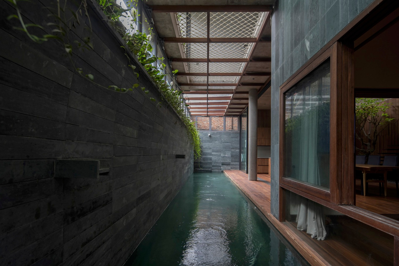 Theo thiết kế của kiến trúc sư, tầng 1 là không gian của phòng khách, bếp, bể bơi và 1 phòng ngủ.