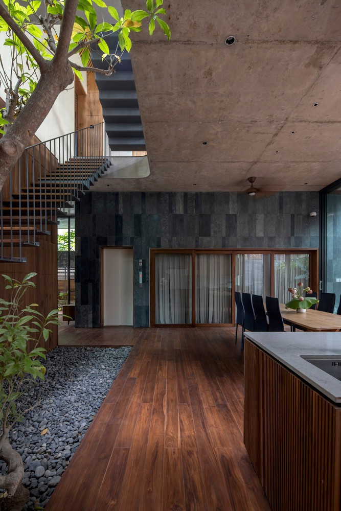 Ngôi nhà sử dụng chủ yếu các nguyên vật liệu thô như (đá xanh, đá ong xám, gỗ, cây cối…), nhằm mang lại sự gần gũi, quen thuộc với cuộc sống trước đây của gia chủ, và cho phép dự án hòa nhập với bối cảnh xây dựng xung quanh.