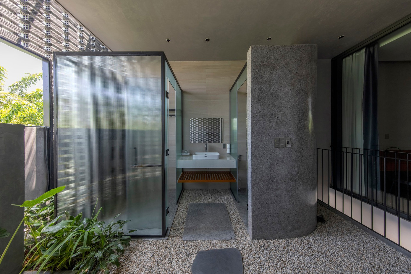 Với cấu trúc mở này, tất cả sự ngột ngạt thường thấy của một ngôi nhà đô thị dạng ống đều bị loại bỏ. Nhờ đó mà các thành viên trong gia đình như được tận hưởng sự thư giãn và "chữa lành" tinh thần ngay trong ngôi nhà của mình.