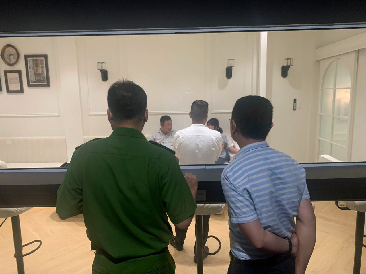 Ở phòng đen dành cho nam lại có thể "soi" tất cả hoạt động bên phòng trắng