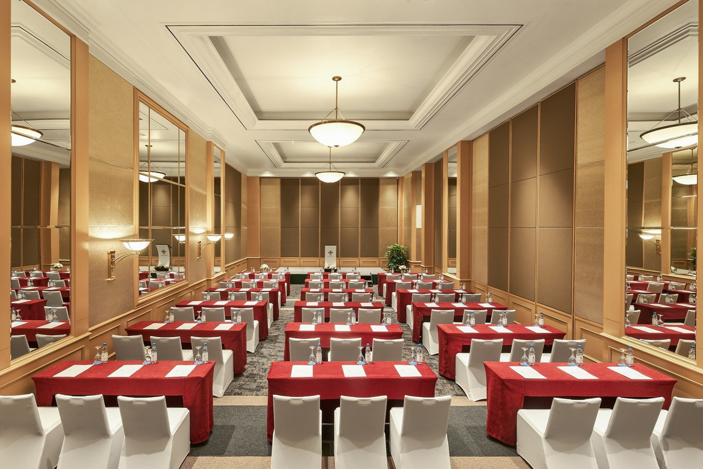 Khách sạn này cũng là nơi tổ chức nhiều sự kiện, hội thảo lớn trong nước và quốc tế. Ảnh: Daewoo Hà Nội.