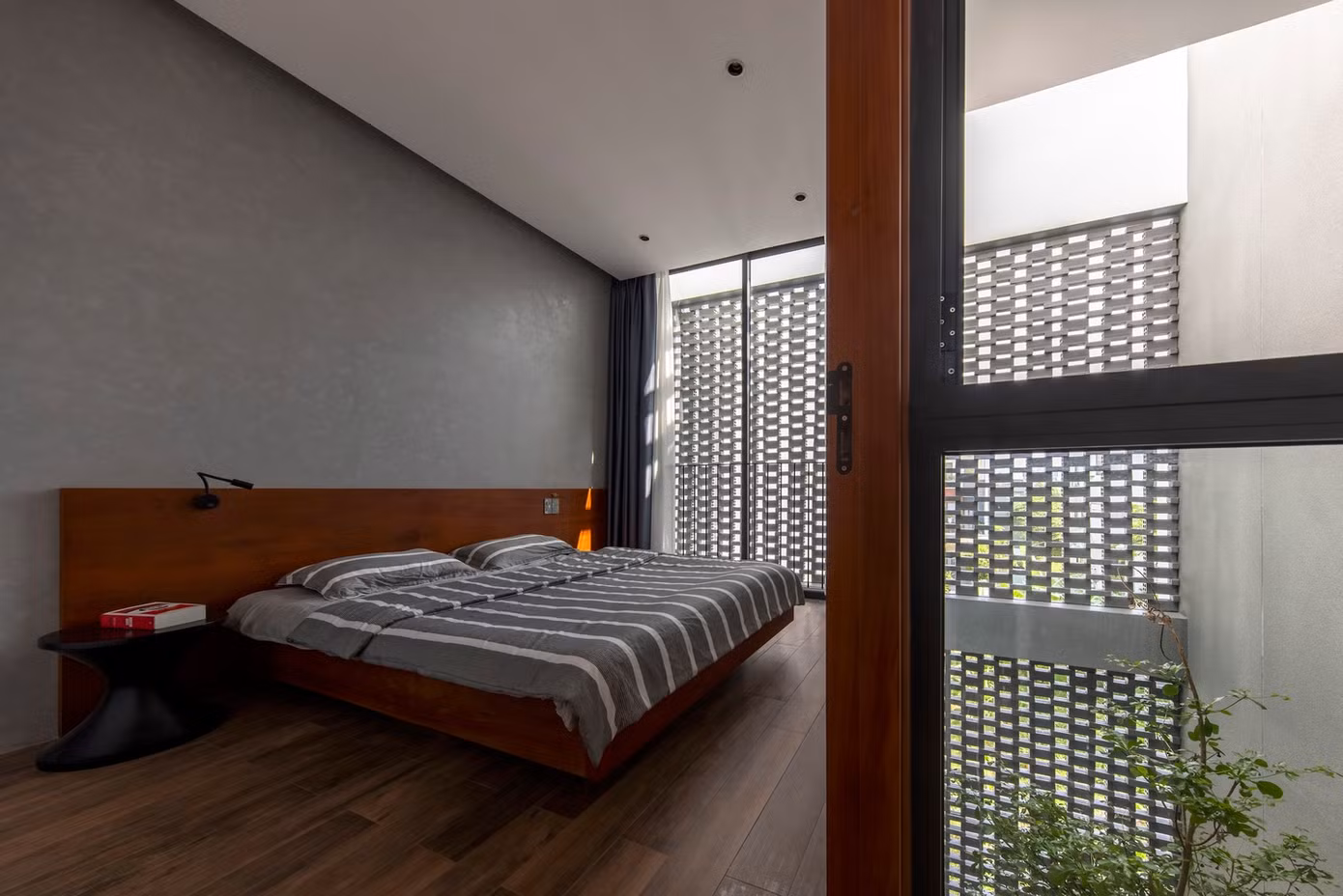 Cấu trúc gạch rỗng vừa giúp che chắn nội thất khỏi ánh nắng trực tiếp, bụi bẩn, tiếng ồn và mưa, vừa cho phép gió mát tự nhiên lưu thông khắp ngôi nhà.