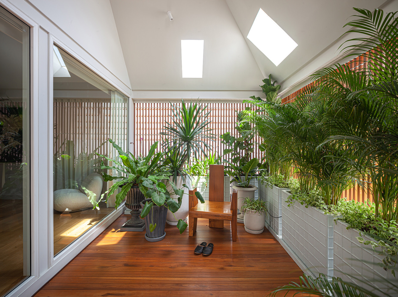 Các kiến trúc sư đã thiết kế trần dốc ở hai bên nhà để tăng sự riêng tư cho gia chủ.