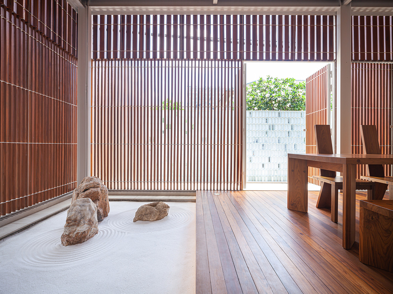 Việc sử dụng vật liệu mờ ở hàng rào khối kính và tấm mờ cho mái hiên vừa giúp giảm độ rắn chắc của khối, vừa giúp đảm bảo sự riêng tư của người ở.