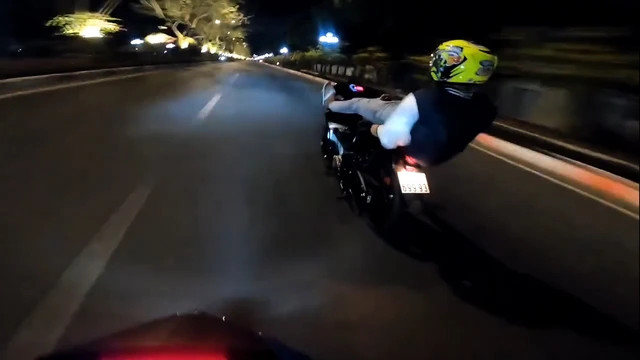 Hình ảnh nam thanh niên nằm trên xe, chạy tốc độ cao trên đường Vũng Tàu. Ảnh: cắt từ clip được đăng tải trên mạng xã hội