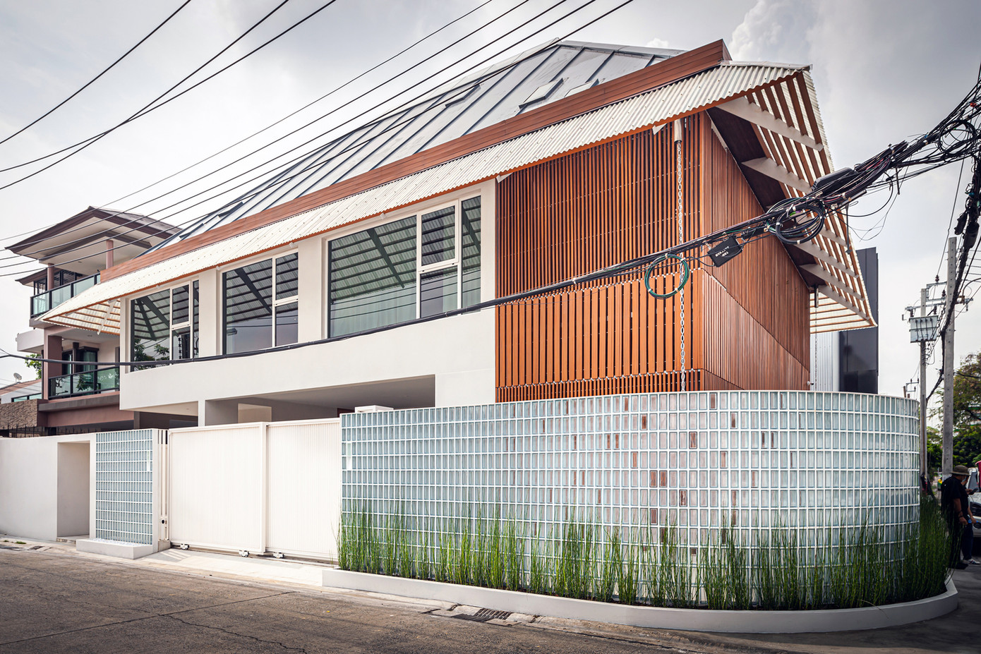 Trên diện tích đất hạn chế, các kiến trúc sư đã cố gắng tận dụng không gian một cách hiệu quả bằng cách mở rộng mặt sàn tầng hai - tăng diện tích khu vực sinh hoạt chính.