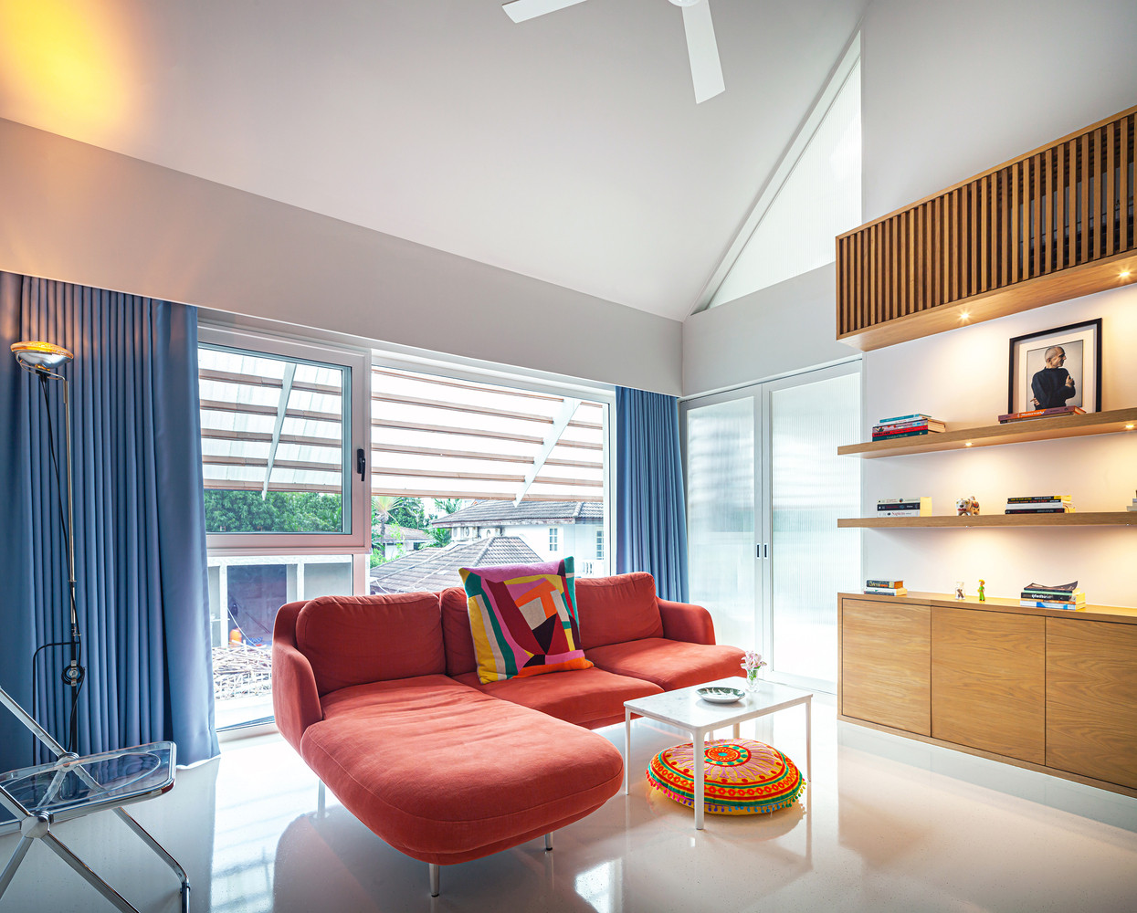 Không gian kiến trúc và nội thất ngôi nhà được hợp nhất làm một. Tổng thể ngôi nhà được chia thành ba không gian chính:Khu vực sân thượng, khu vực chung ở tầng một và khu vực sinh hoạt chính ở tầng hai.