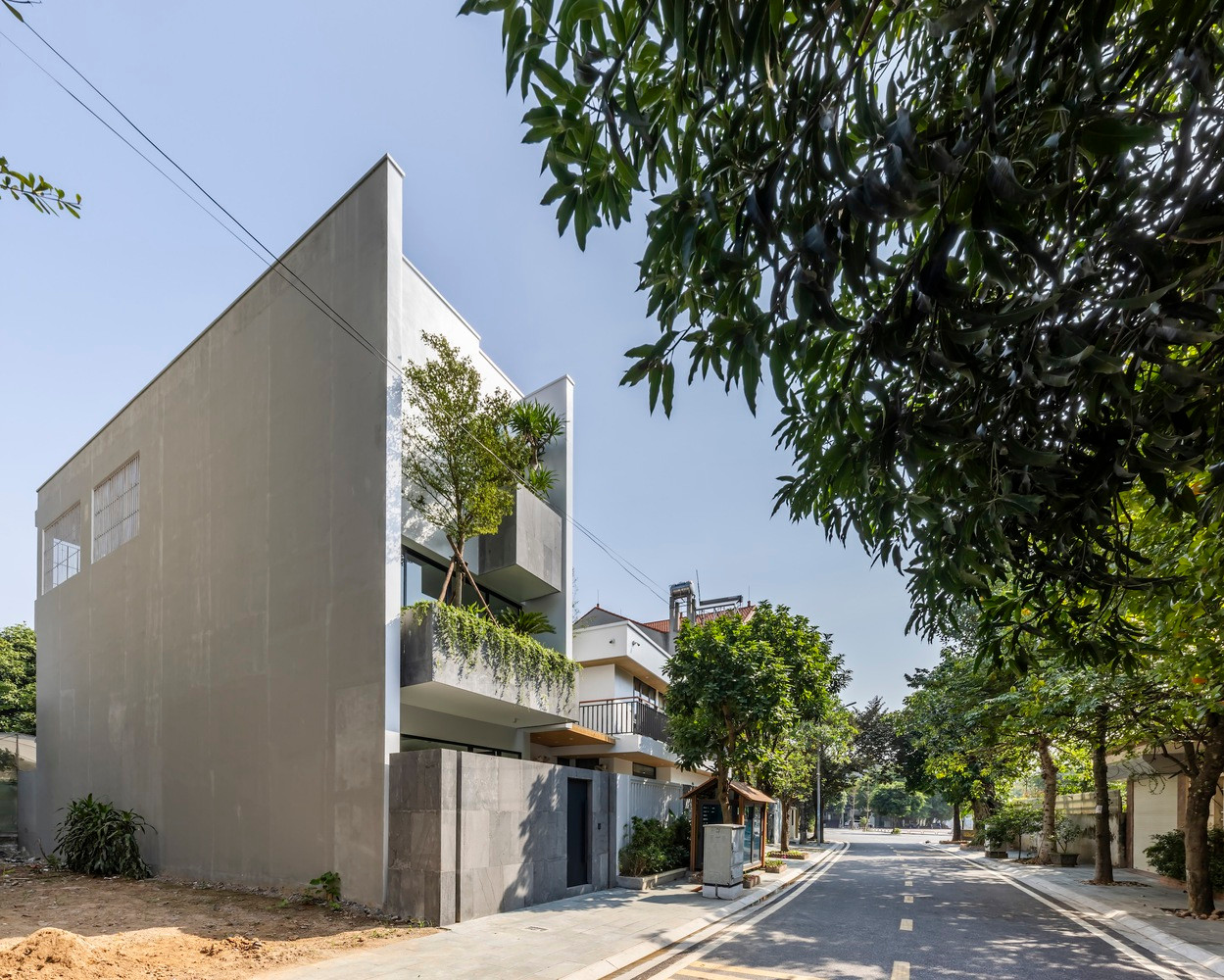 Việc cải tạo đã giúp không gian sống của gia chủ trở nên gần gũi thiên nhiên hơn, yên bình hơn và mát mẻ hơn. Đây cũng là xu hướng nổi bật trong thiết kế kiến trúc nhà phố đô thị đương đại, là phong cách sống được nhiều cư dân đô thị theo đuổi.