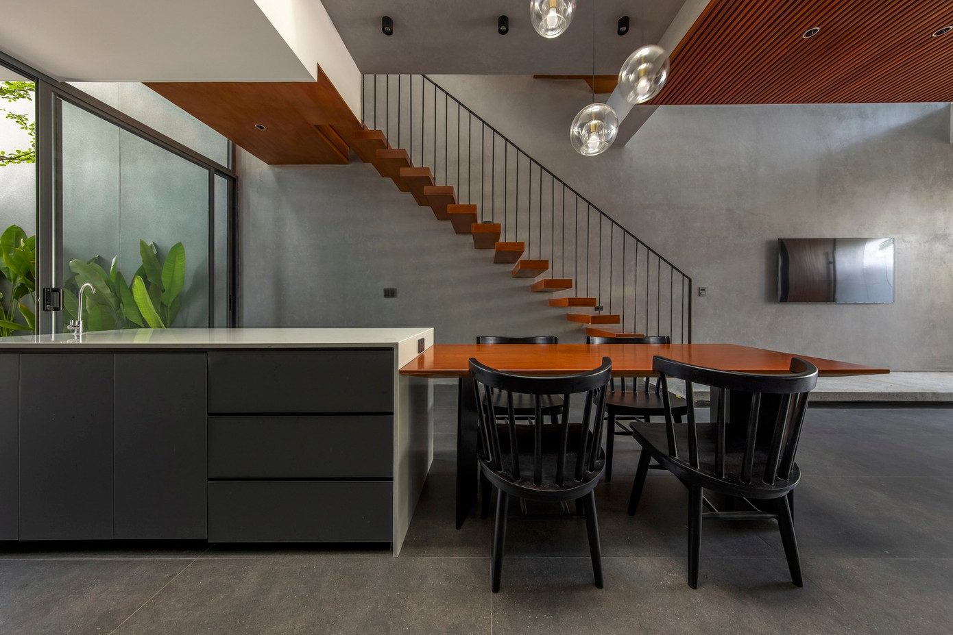 Không gian trong nhà luôn tràn ngập ánh sáng tự nhiên nhờ cách thiết kế đơn giản mà sáng tạo.