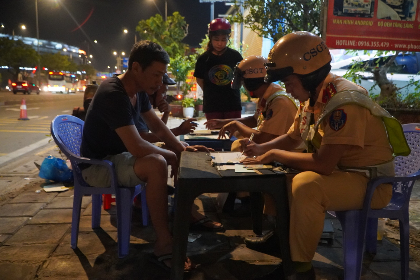 Đội CSGT An Lạc lập chốt kiểm tra nồng độ cồn trên địa bàn được đảm trách. Ảnh: Chinh Hoàng