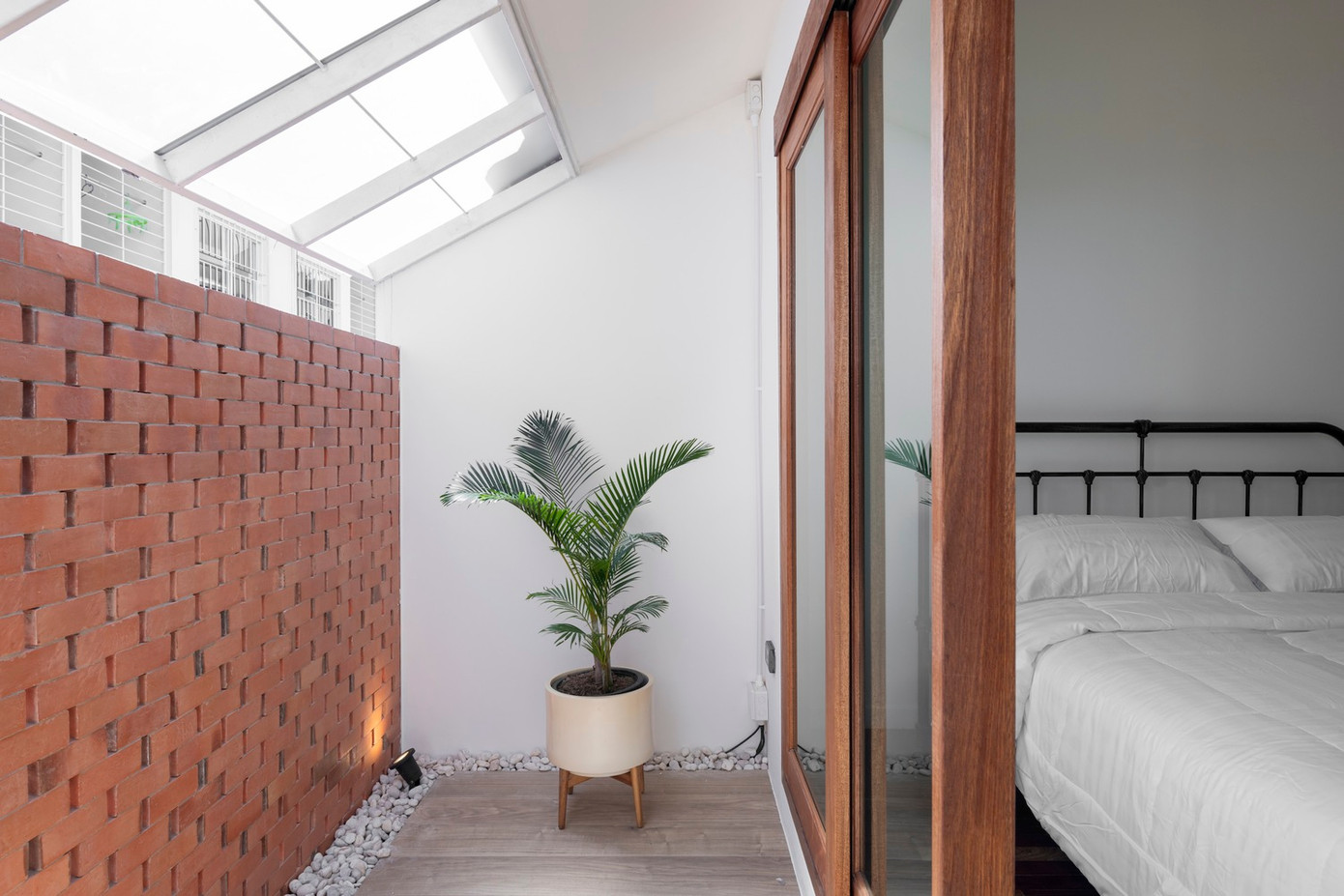 Ánh sáng tự nhiên từ giếng trời sẽ mang đến cho gia chủ một không gian tươi sáng, trong lành.