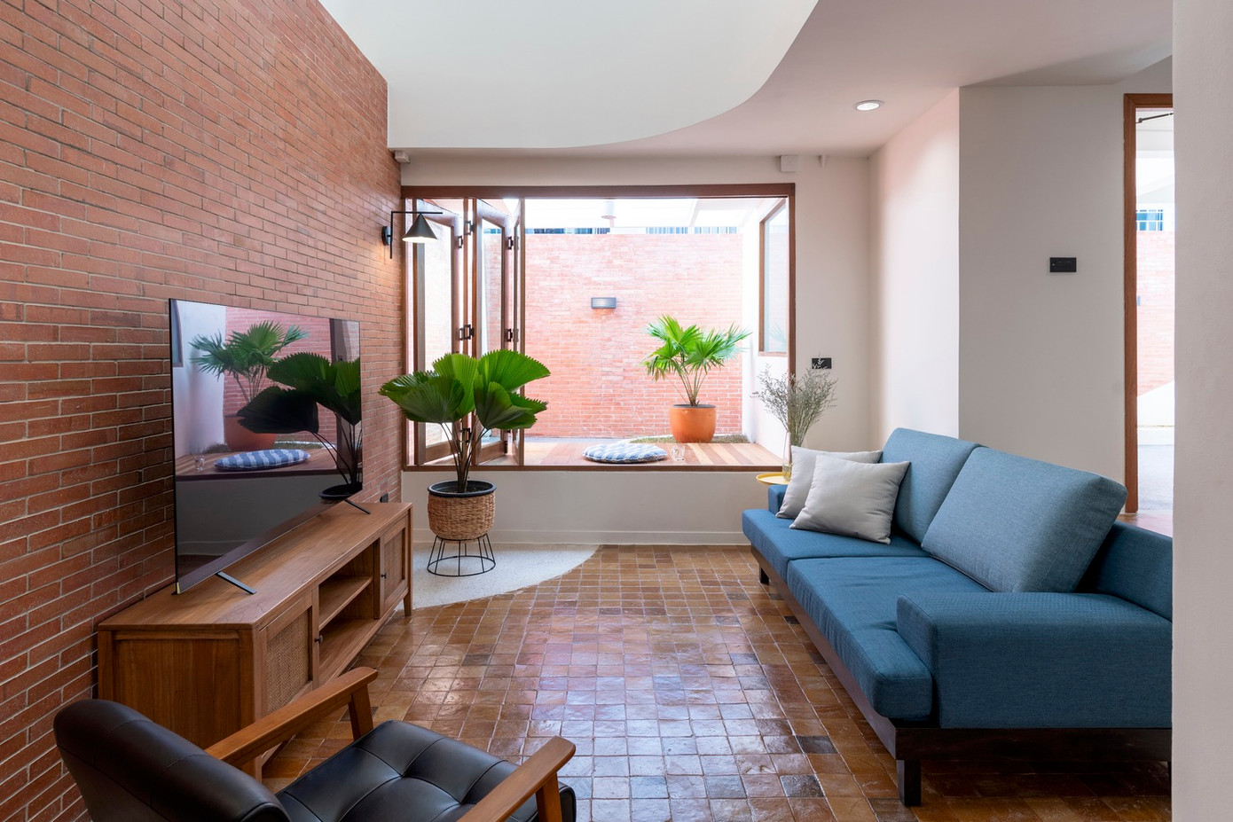 Cách phối màu được giữ ở mức tối thiểu với tông màu trắng và ấm áp bằng cách sử dụng các vật liệu phản ánh thiên nhiên, chẳng hạn như gạch, ngói và gỗ.