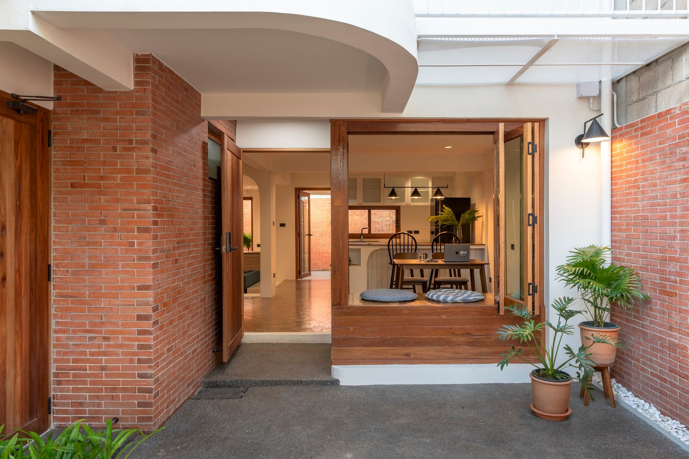 Gia chủ muốn thay đổi cách bố trí của ngôi nhà để phù hợp với cuộc sống và cách sử dụng hàng ngày của mình. Một phòng đa năng gần lối vào của ngôi nhà được bổ sung, cùng với một phòng vệ sinh riêng bên cạnh phòng vệ sinh ở khu vực chính của ngôi nhà.