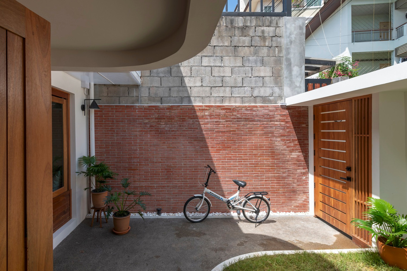 Cách phối màu được giữ ở mức tối thiểu với tông màu trắng và ấm áp bằng cách sử dụng các vật liệu phản ánh thiên nhiên, chẳng hạn như gạch, ngói và gỗ.