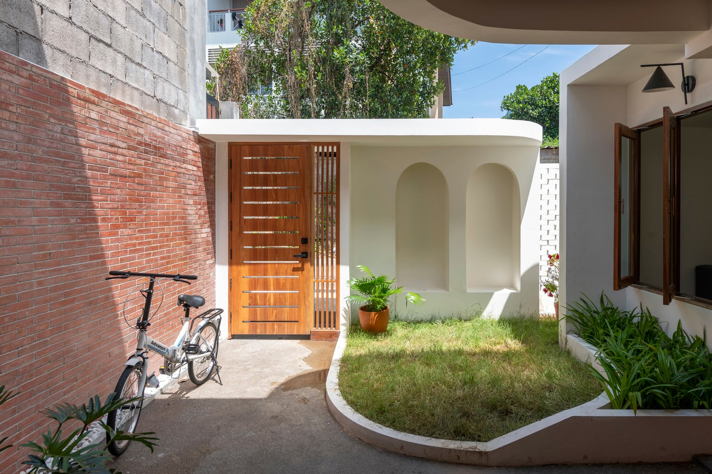 Do chỗ đậu xe có sẵn gần khu nhà, nên bãi đậu xe cũ ở phía trước ngôi nhà được cải tạo thành một khu vườn.