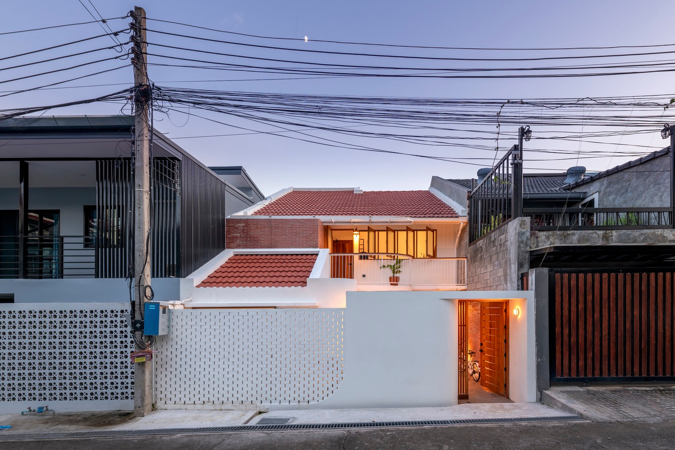 Kiến trúc sư cho biết, với lối cải tạo này, gia chủ không chỉ tiết kiệm được chi phí mà còn có một không gian sống tràn ngập ánh sáng tự nhiên và đa công năng.