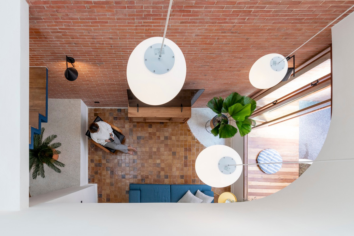 Kiến trúc sư cho biết, với lối cải tạo này, gia chủ không chỉ tiết kiệm được chi phí mà còn có một không gian sống tràn ngập ánh sáng tự nhiên và đa công năng.