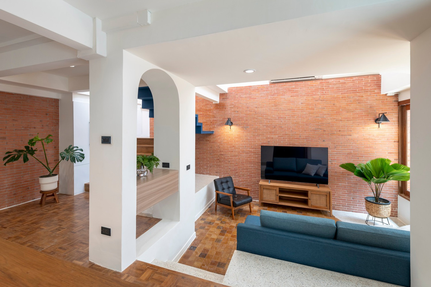 Gia chủ muốn thay đổi cách bố trí của ngôi nhà để phù hợp với cuộc sống và cách sử dụng hàng ngày của mình. Một phòng đa năng gần lối vào của ngôi nhà được bổ sung, cùng với một phòng vệ sinh riêng bên cạnh phòng vệ sinh ở khu vực chính của ngôi nhà.