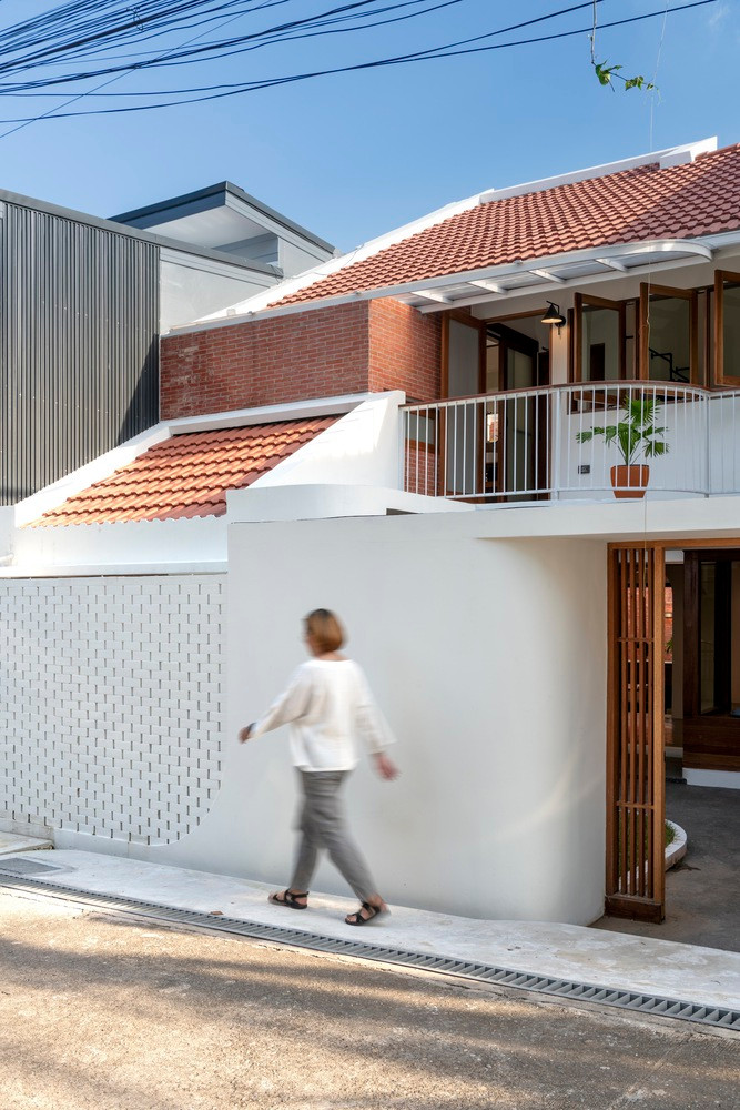 Cấu trúc của ngôi nhà được xây dựng bằng hỗn hợp gỗ và bê tông, mái nghiêng hai lớp tạo ra giếng trời tuyệt đẹp. Do hình dáng tổng thể của ngôi nhà vốn đã đẹp nên chủ nhà và kiến trúc sư quyết định giữ nguyên hình dáng ban đầu và chỉ sửa chữa, thay đổi những gì cần thiết, đảm bảo rằng thiết kế mới phù hợp hài hòa với cấu trúc hiện có.