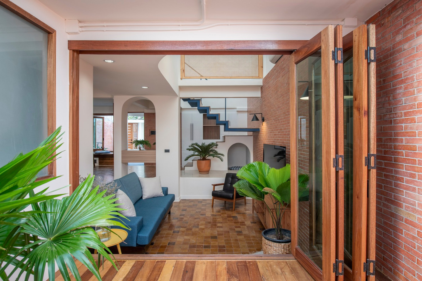 Cầu thang cạnh giếng trời được giữ sạch sẽ và tối giản nhất có thể để không cản trở ánh sáng tự nhiên, đồng thời việc bổ sung các màu sơn xanh sẽ tạo ra chiều sâu và mang lại cho ngôi nhà một cái nhìn độc đáo hơn.