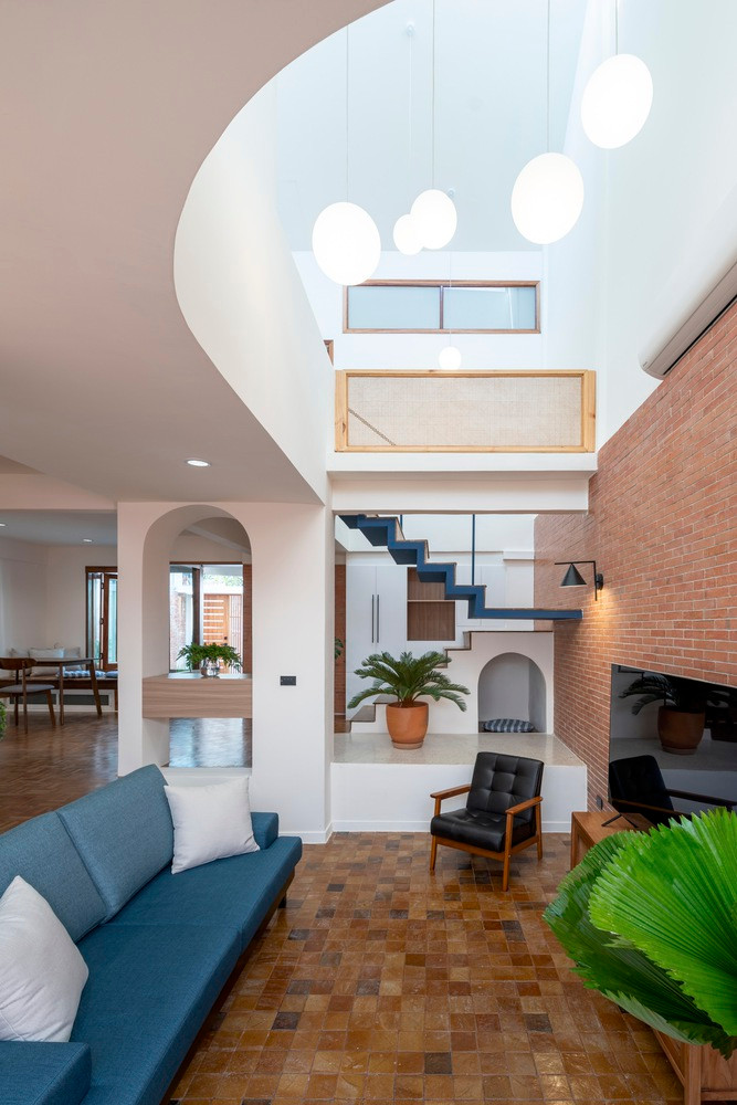 Kiến trúc sư loại bỏ một phần tầng hai để tạo ra trần đôi kết nối khu vực sinh hoạt ở tầng một với giếng trời, "biến" nơi đây trở thành thiết kế chủ đạo của toàn bộ quá trình cải tạo.