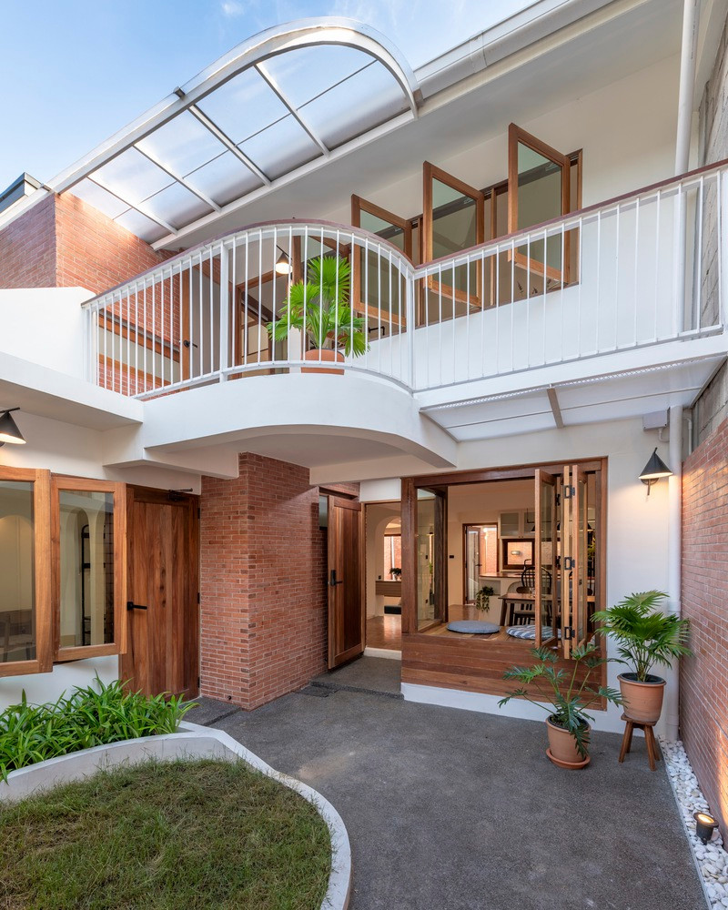 Kiến trúc sư loại bỏ một phần tầng hai để tạo ra trần đôi kết nối khu vực sinh hoạt ở tầng một với giếng trời, "biến" nơi đây trở thành thiết kế chủ đạo của toàn bộ quá trình cải tạo.